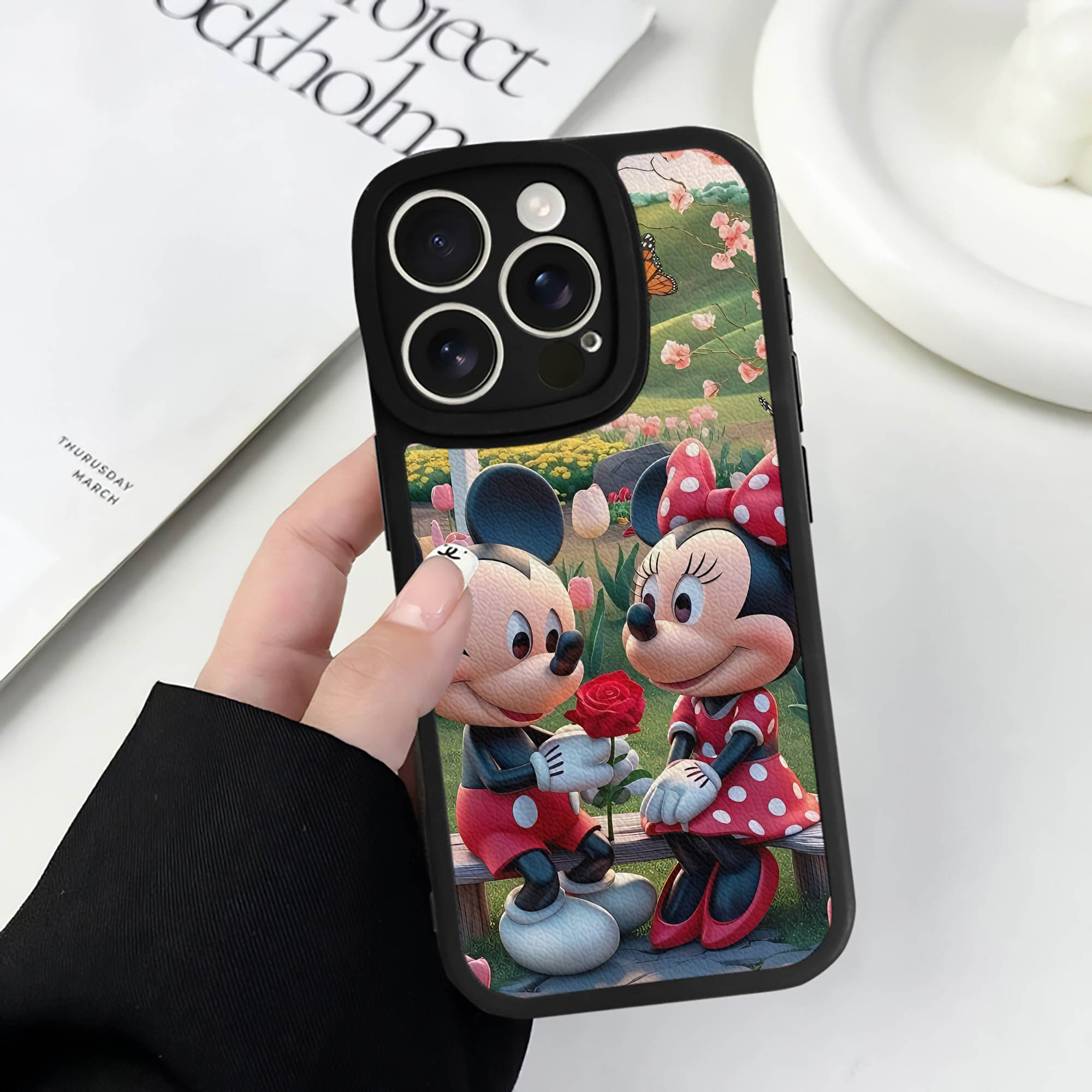 （画像用） ミッキーマウス Mickey Mouse 【iPhone 16シリーズ対応】シリコンスマホケース（レザー調） 材質：シリコン